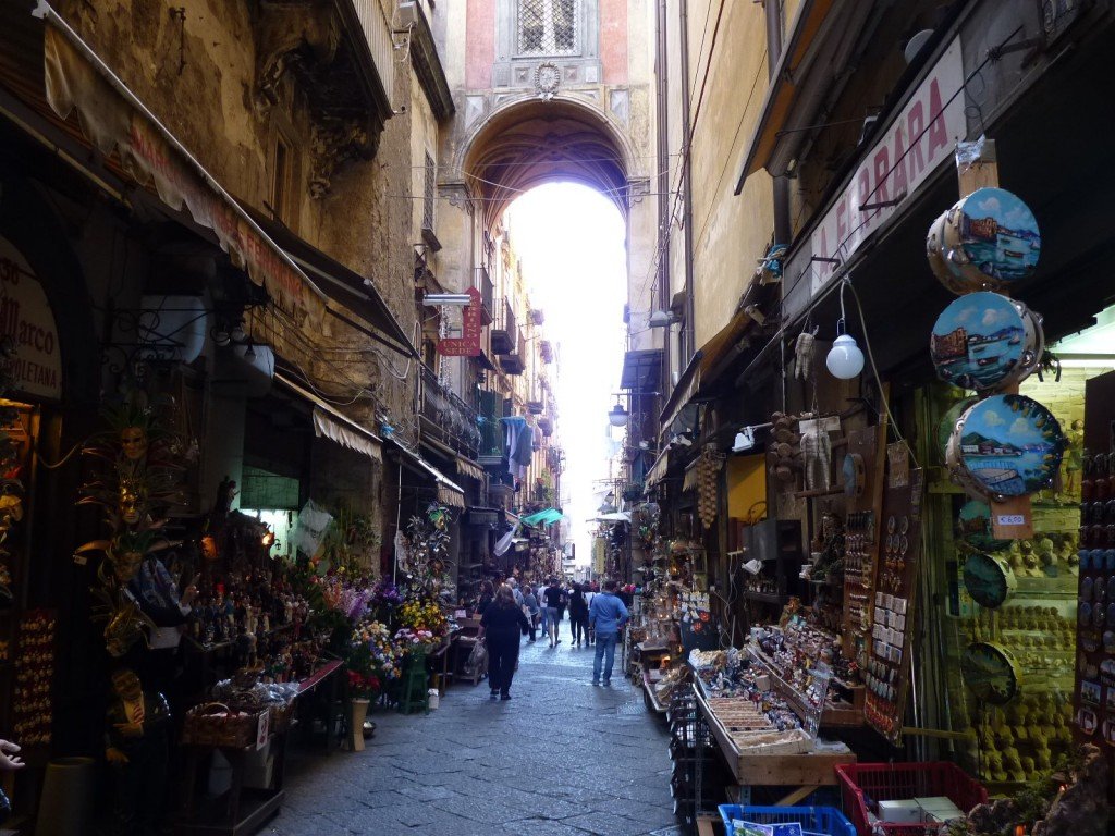 Market-Street-in-Napoli