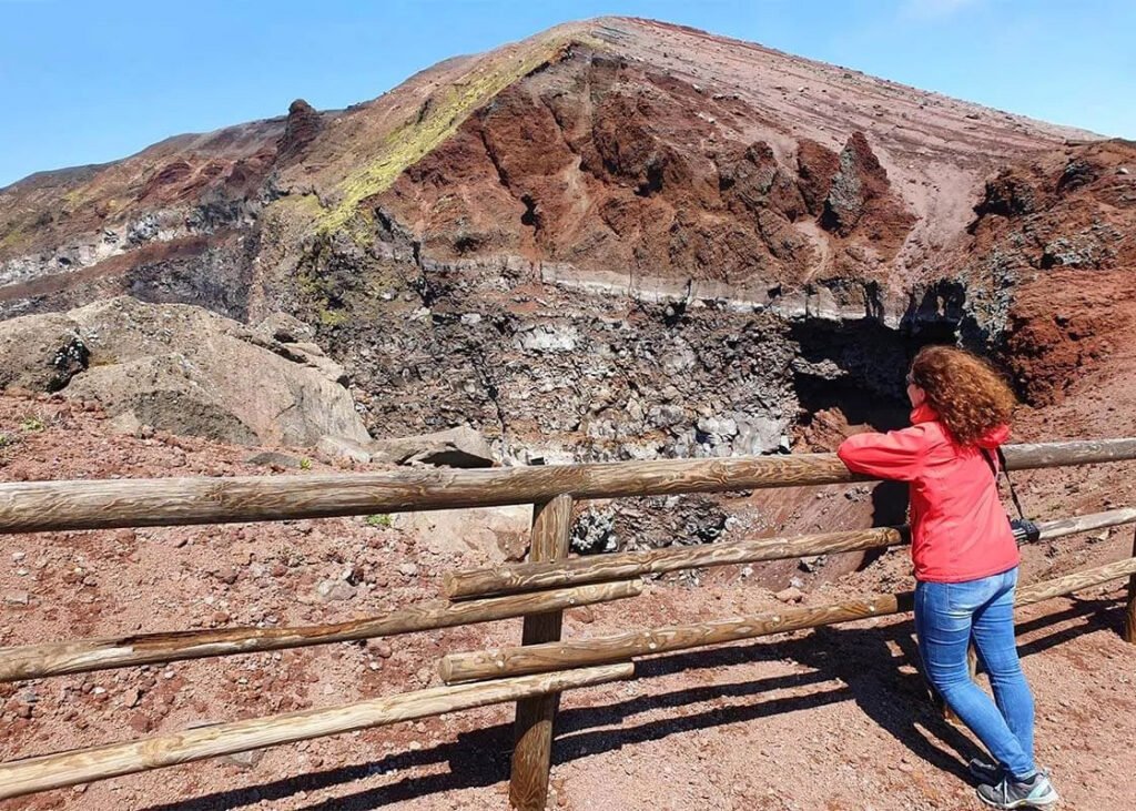 Visiting-Mount-Vesuvius-volcano-in-Italy.jpg copiar (1)