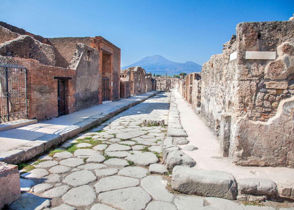 italy-pompeii-street-bay-of-naples-istk